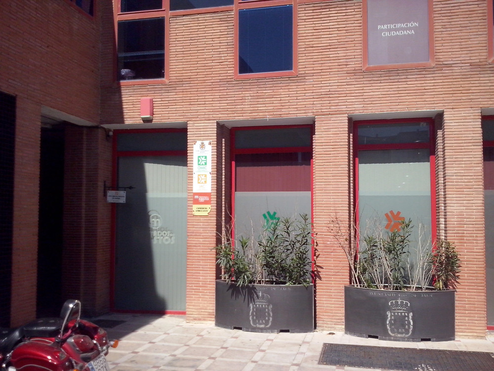 Haga click para ampliar imagen: Fachada de la OMIC de Jaén. Se entra por el rincón a la izquierda de la imagen.
