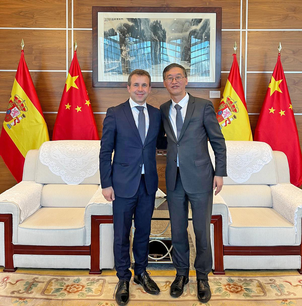 Fotografia encuentro con el Embajador de China