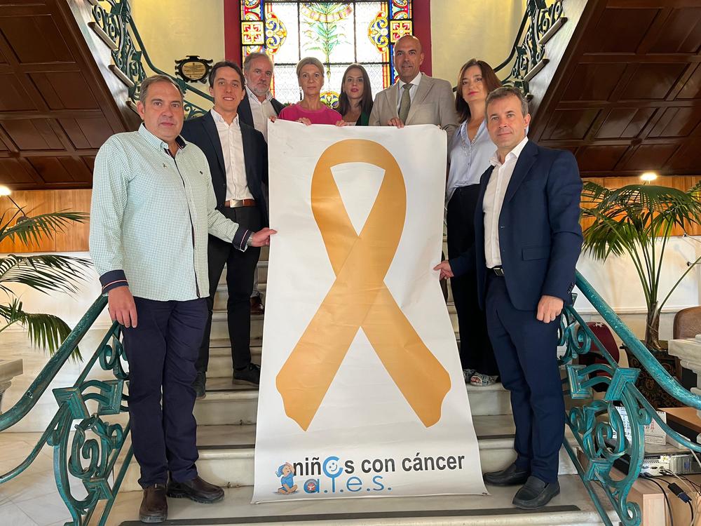 Lazo dorado en la fachada del Ayuntamiento