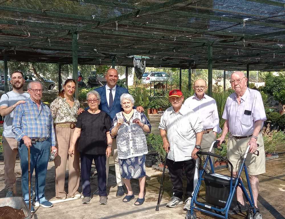 Personas mayores visita vivero