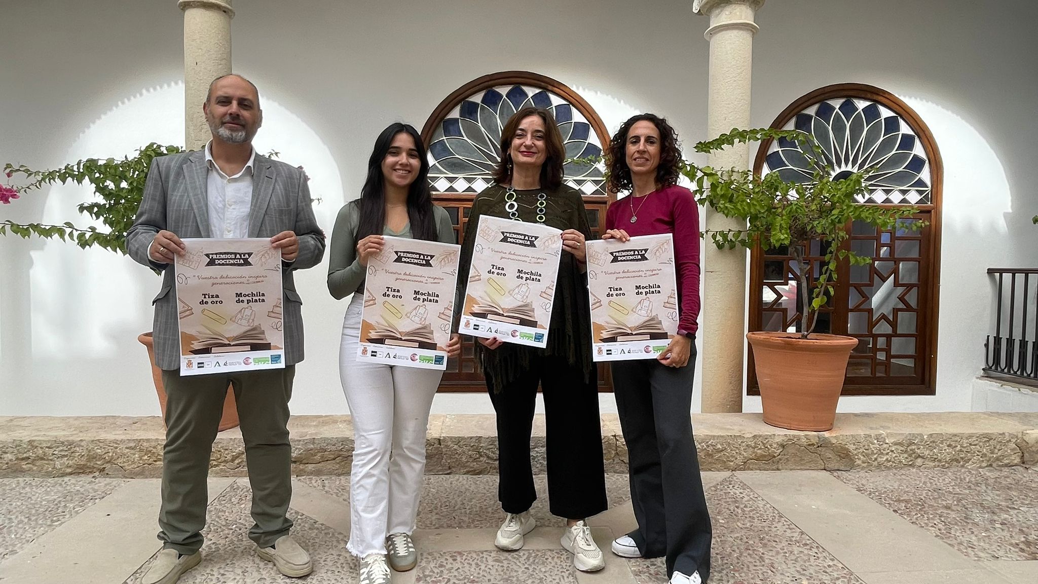 Foto presentaci�n cartel y apertura plazo para candidaturas 'Tiza de Oro' y 'Mochila de Plata'