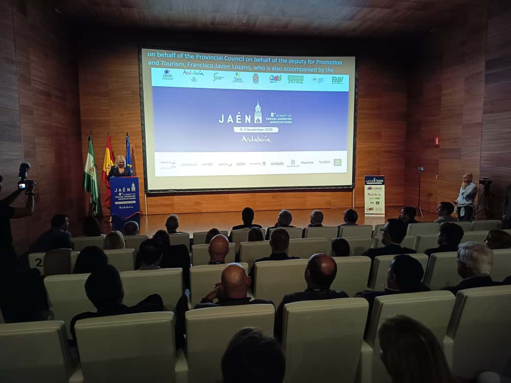 2025.11.05 Foto 1 ceremonia inauguraci�n cumbre internacional agencias viajes