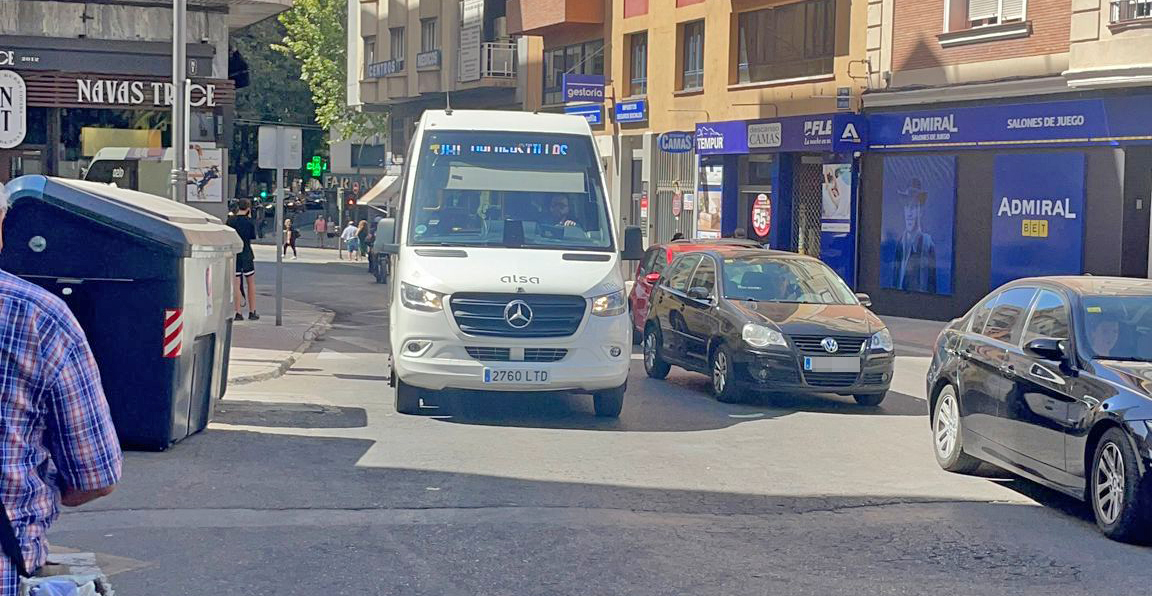 Haga click para ampliar imagen: Fotograf�a pleno cambio l�neas bus urbano