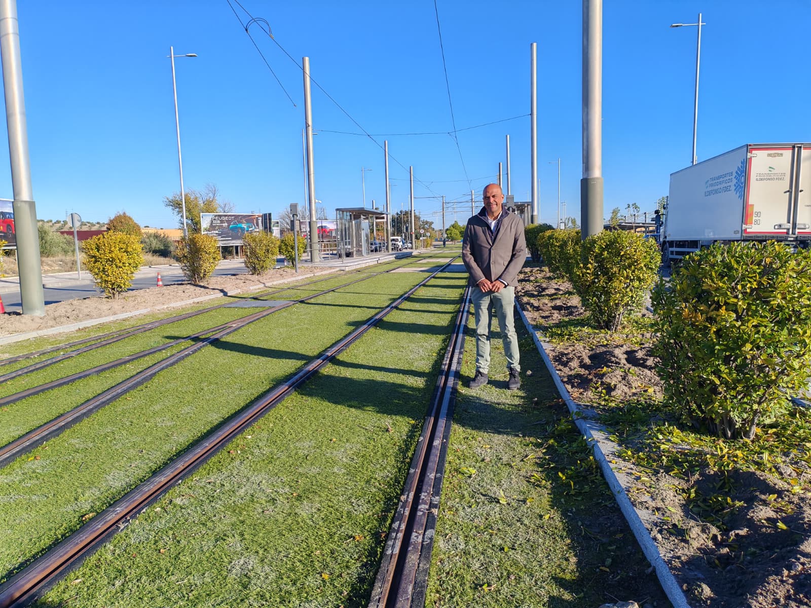 Haga click para ampliar imagen: 2025.11.26 Foto 1 visita trabajos de plantaci�n arboles trazado tranv�a