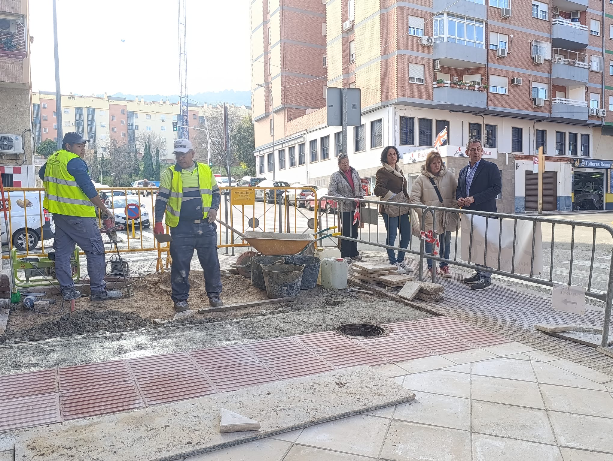 Foto reparaci�n acerados calle Fuente de la Plata