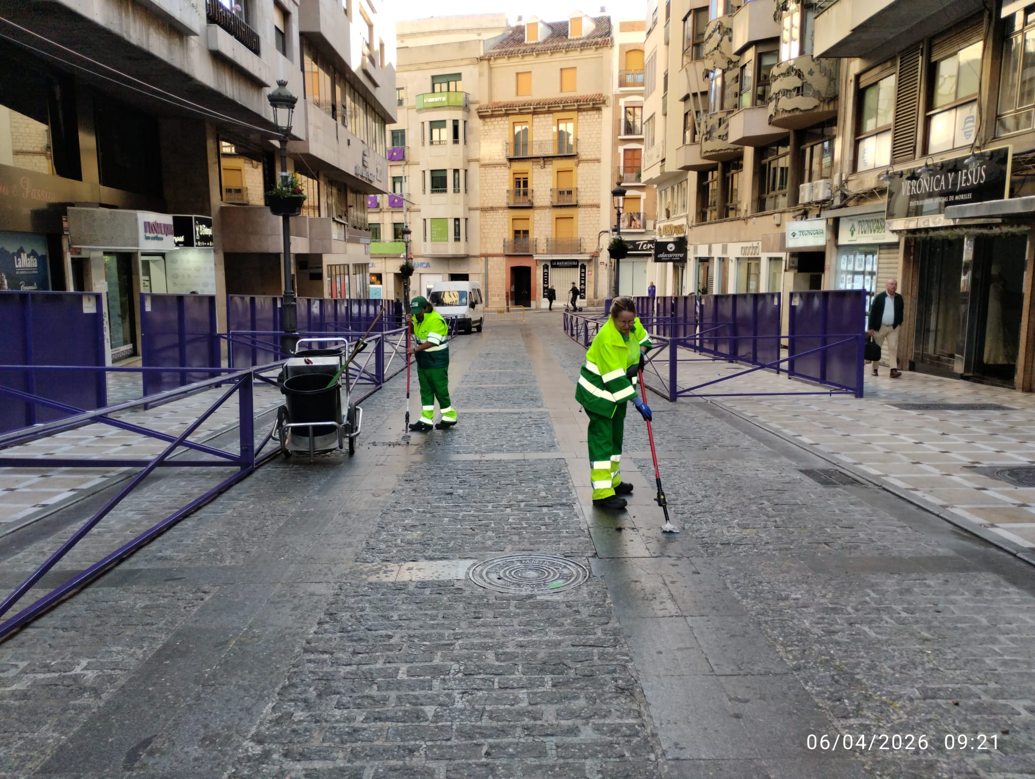 Haga click para ampliar imagen: Dispositivo limpieza tras Semana Santa 