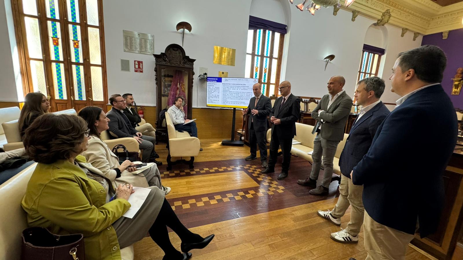 Fotograf�a reuni�n Informaci�n ayudas a Colegio de Administradores de Fincas