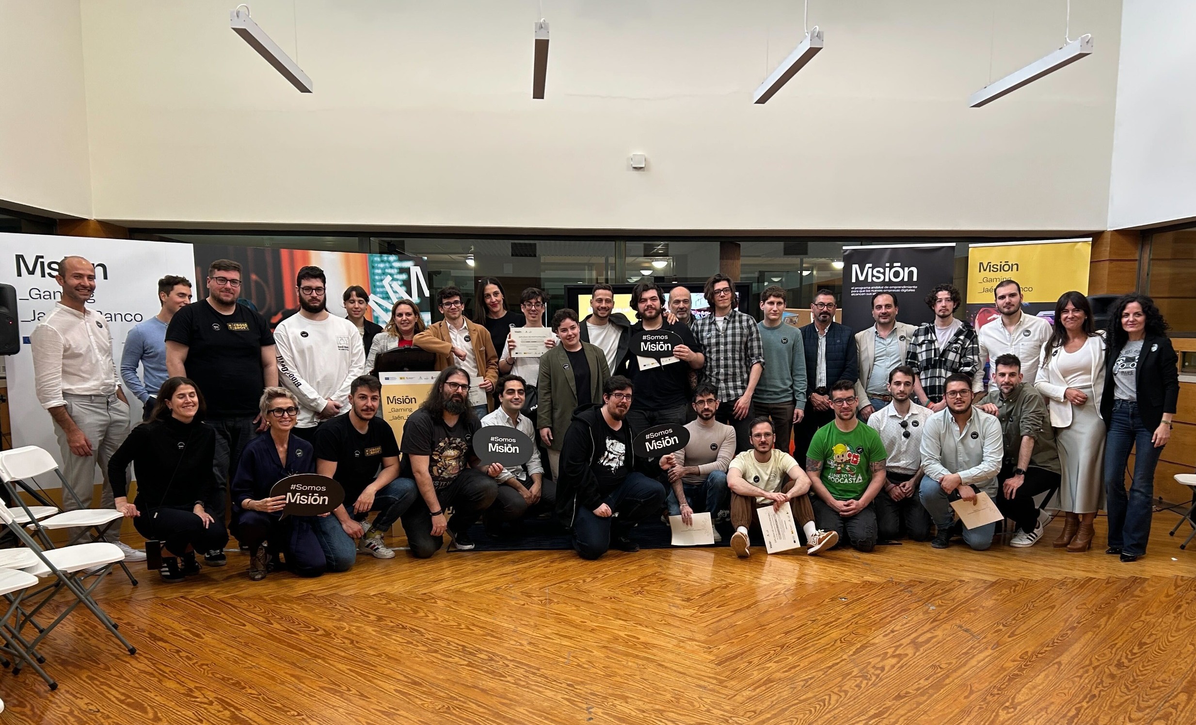 2026.04.16 Foto familia clausura programa Mision en el Banco