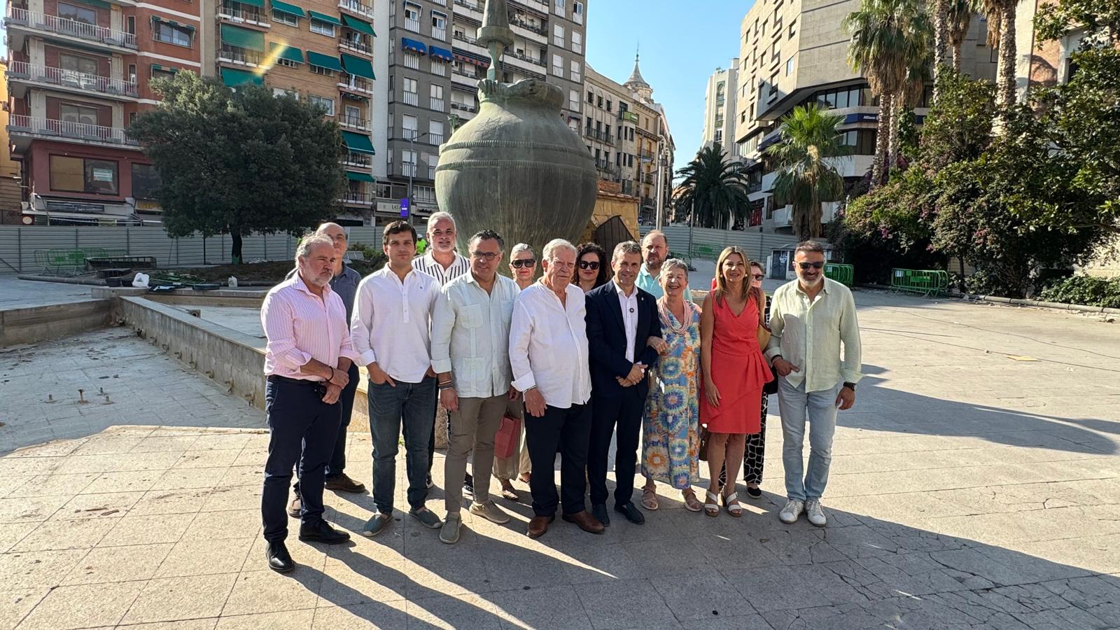 Foto visita obras Plaza Constituci�n con comerciantes y Francisco Tito