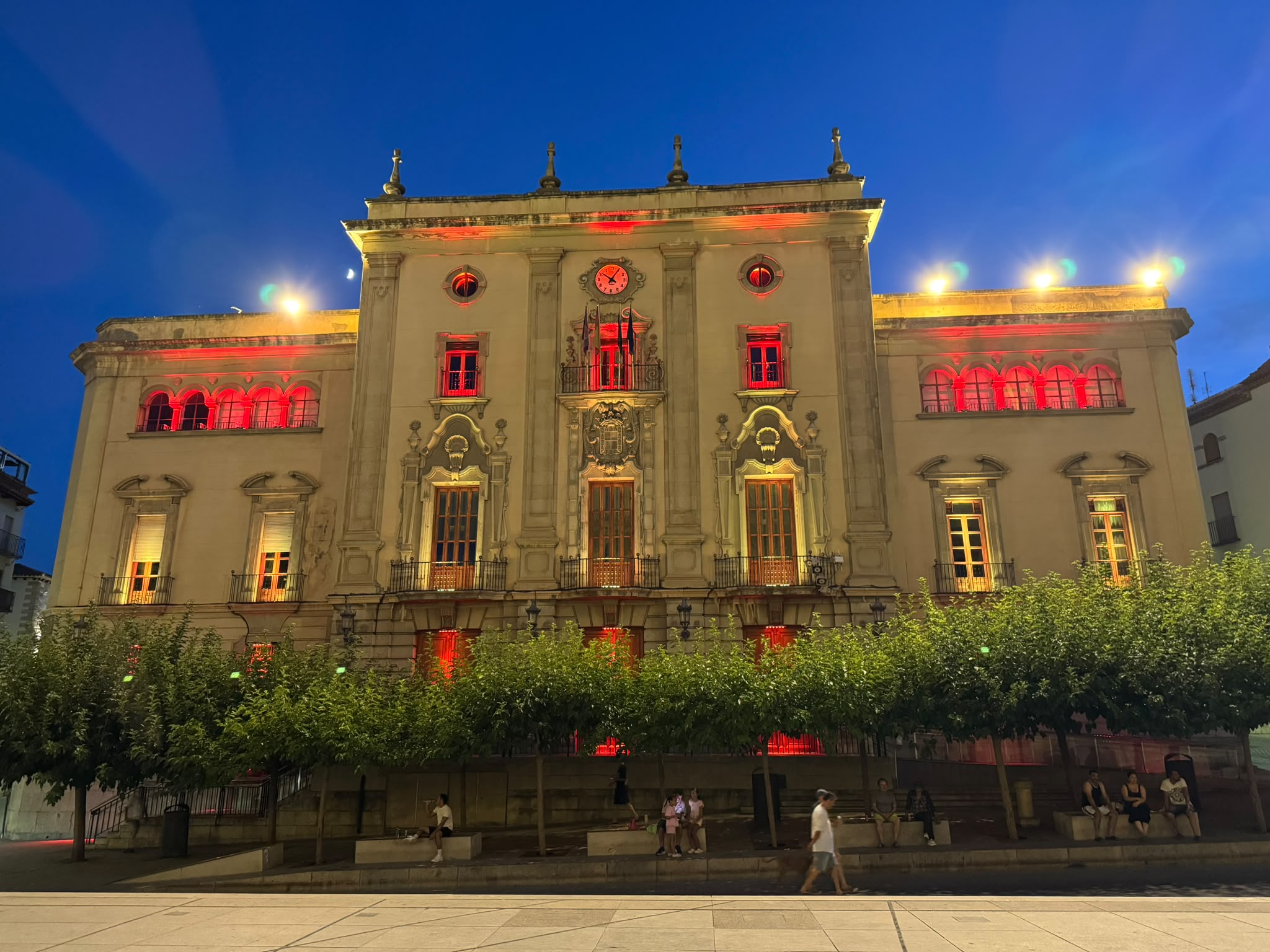 Fachada por la Roja