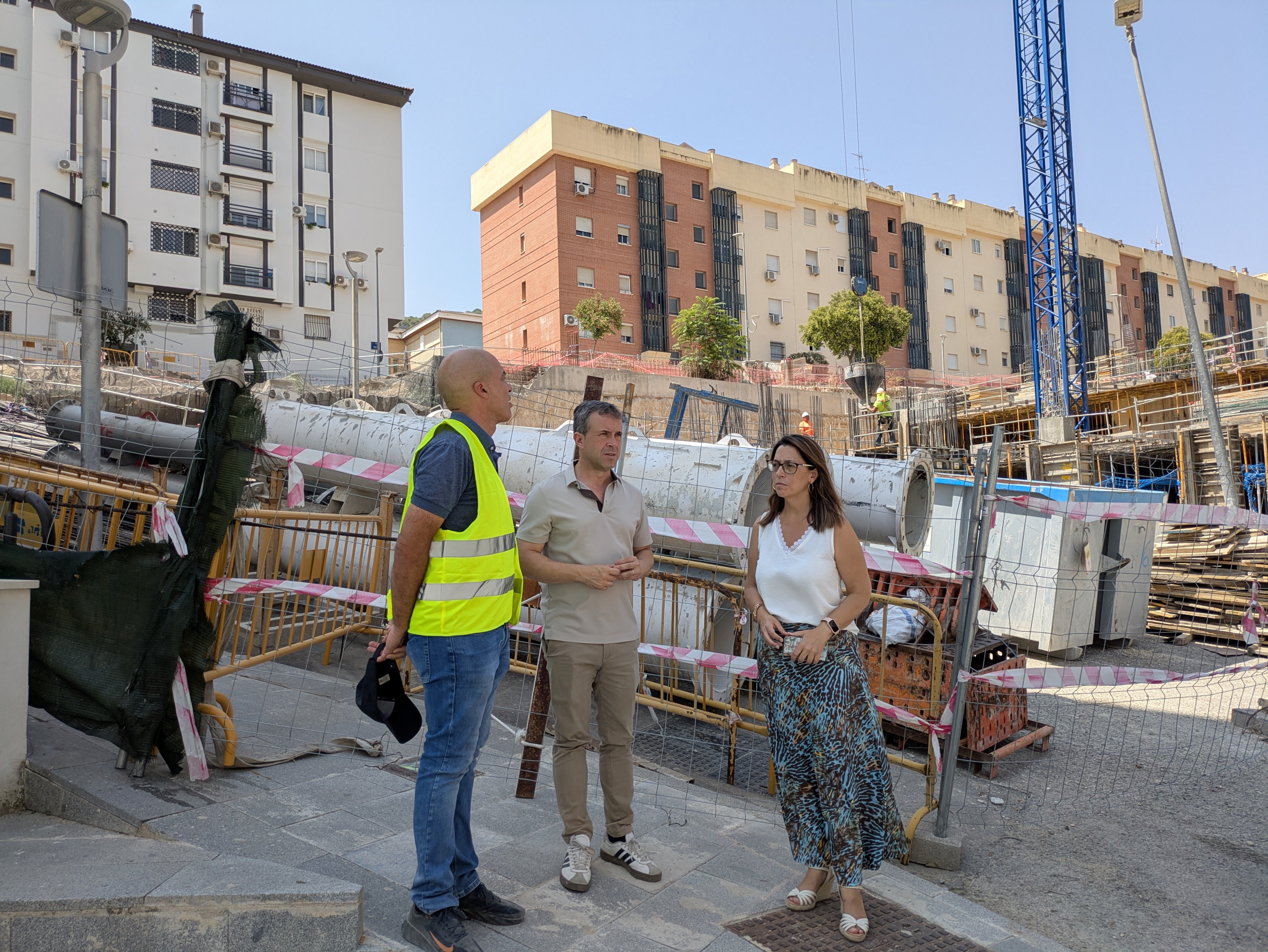Julio Mill�n y �frica Colomo visita trabajos consolidaci�n calle Unicef